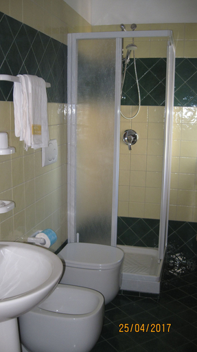 Bathroom 5, Hotel Le Pleiadi, Latina
