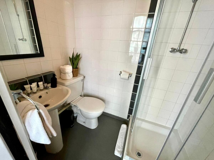 Bathroom 3, Brighton Black Hotel & Hot Tubs, Brighton and Hove