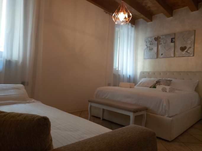 Bedroom 3, Palazzo Ponte Pietra, Verona