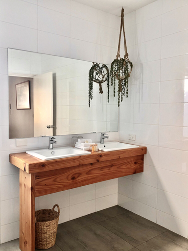 Bathroom 3, Maand Up Accommodation, Fremantle