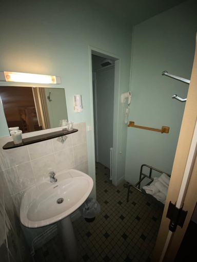 Bathroom 5, Hôtel Thermidor, Nièvre