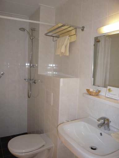 Bathroom 4, Hotel De Burg, Veere