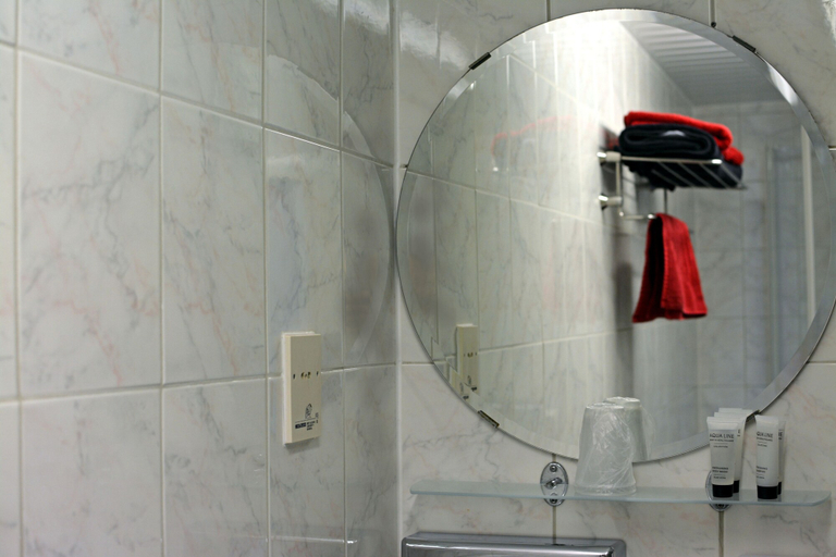 Bathroom 5, Hotel Restaurant Piccard, Vlissingen
