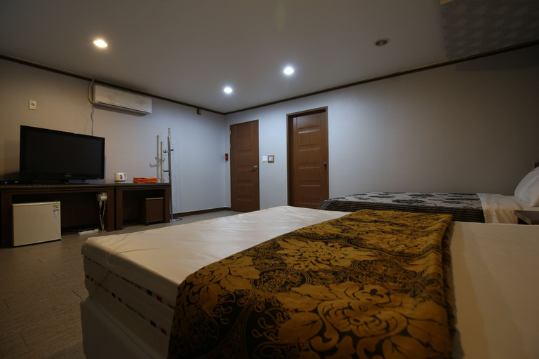 Bedroom 2, R.I Spa Hotel, Chungju