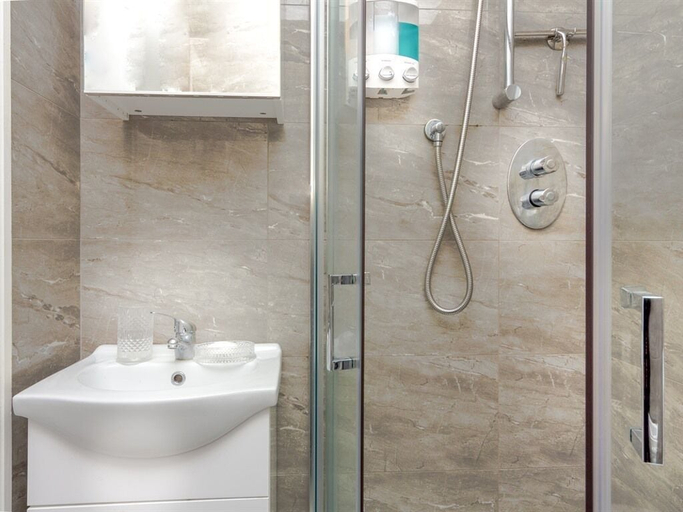 Bathroom 3, Avoca House, Dublin