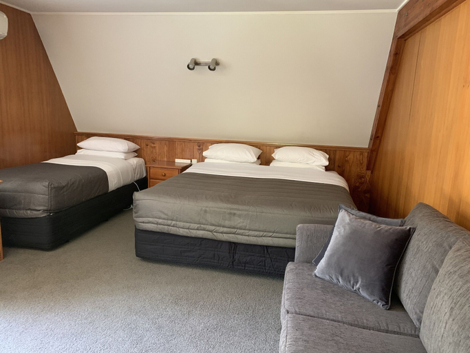 Bedroom 2, Colonial Motel, Franklin