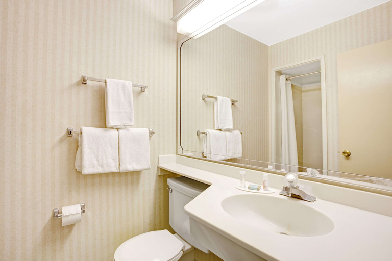 Bathroom 4, Travelodge by Wyndham Seattle By The Space Needle, Seattle