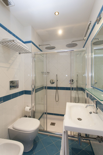 Bathroom 5, Hotel Greif, Venezia