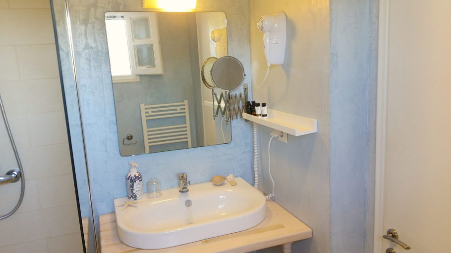 Bathroom 5, Kapella Apartments, Ionian Islands