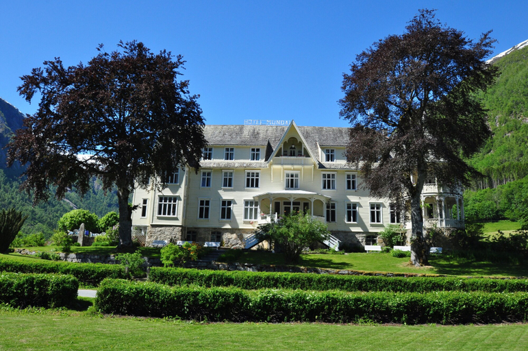 Exterior & Views