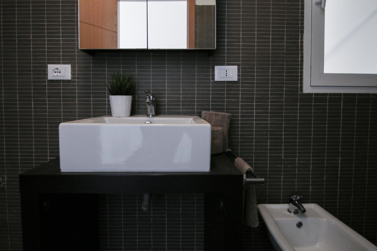 Bathroom 4, Ca Jasmine