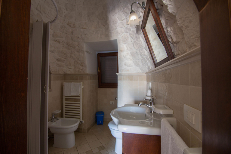 Bathroom 5, Trulli San Leonardo, Bari