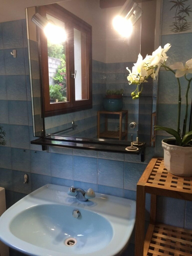 Bathroom, Maison Ascain, Pyrénées-Atlantiques