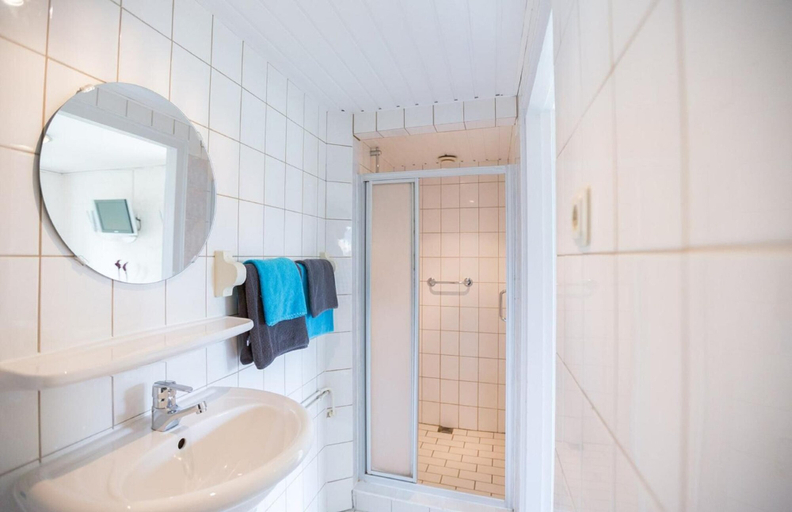 Bathroom 3, De Mariahoeve, Boarnsterhim
