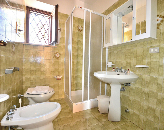 Bathroom, Apartment Rosa Sweet Sara With Pool, Verona