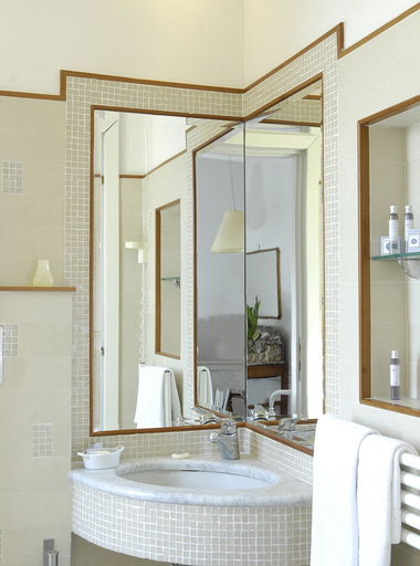 Bathroom 5, Hotel Lancelot, Roma