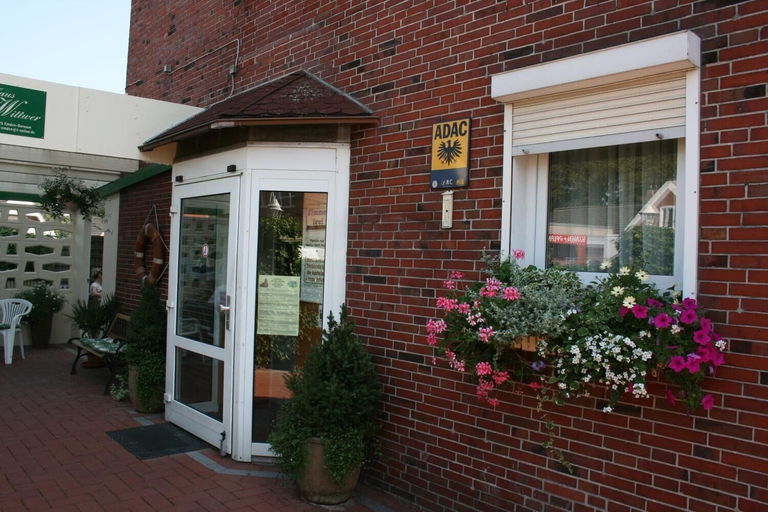 Exterior & Views 2, Hotel Haus Wittwer, Emden