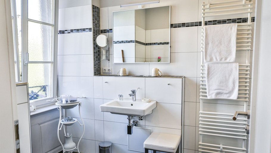 Bathroom 4, Hotel Zum Goldenen Löwen, Baden-Baden