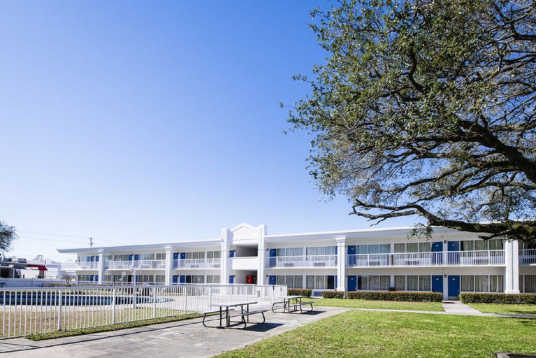 Exterior & Views 2, Motel 6 Jacksonville, NC, Onslow