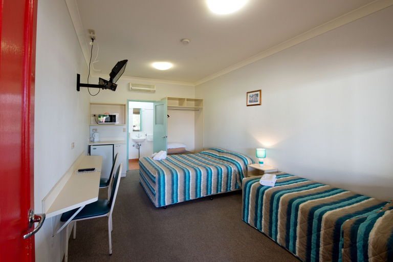 Bedroom 3, Lamington Hotel Motel, Maryborough