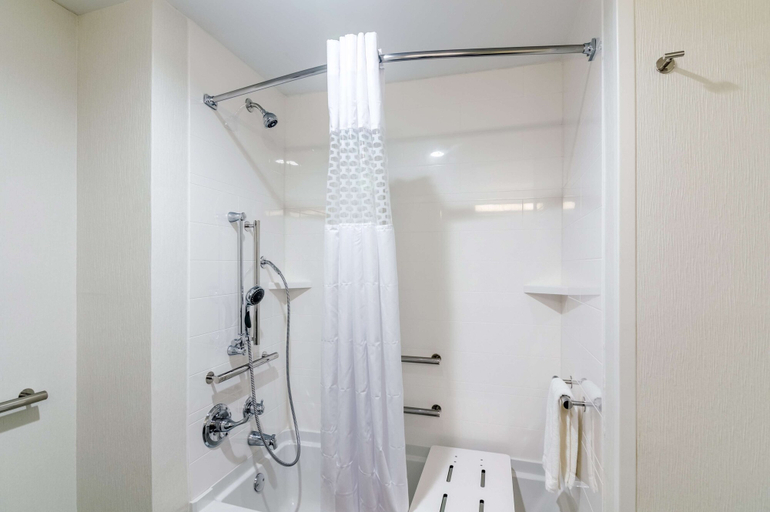 Bathroom 4, Hampton Inn Oklahoma City Northeast, Oklahoma