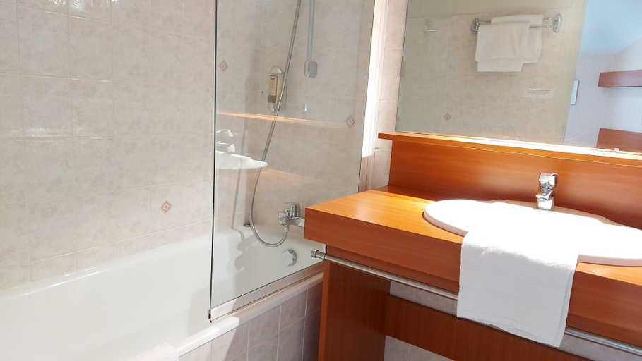 Bathroom 5, Logis Hôtel Vannes Nord Le Clos des Hortensias, Morbihan