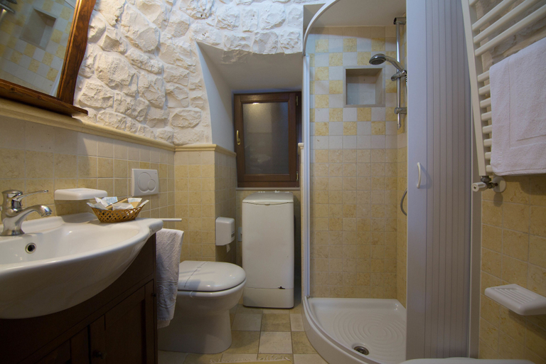 Bathroom 5, Trulli San Leonardo, Bari
