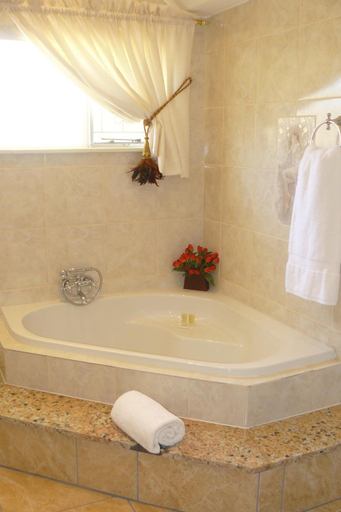 Bathroom 3, Kimberley Manor Guesthouse, Frances Baard