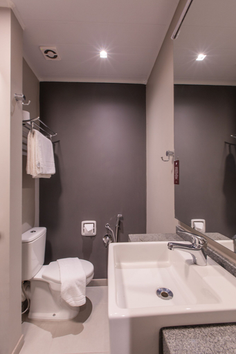 Bathroom 4, Dall'Onder Ski Hotel, Garibaldi
