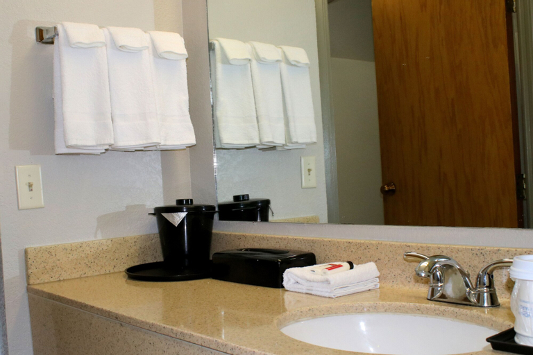 Bedroom 4, Days Inn & Suites by Wyndham Bloomington/Normal IL, McLean