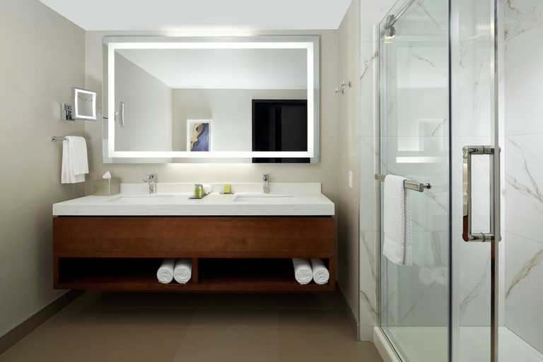 Bathroom 5, DoubleTree by Hilton Montreal Airport, Montréal