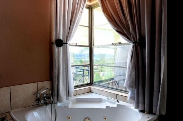Bathroom 3, Villa Paradiso Country Manor, Bojanala