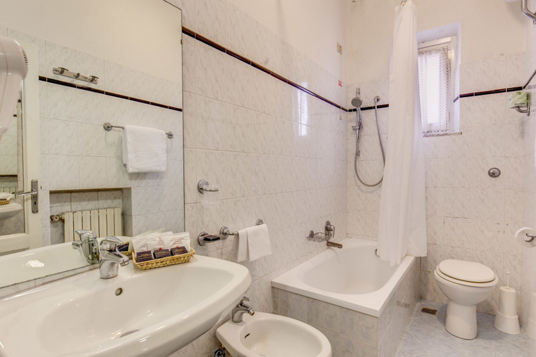 Bathroom 5, Hotel San Giorgio & Olimpic Florence, Florence