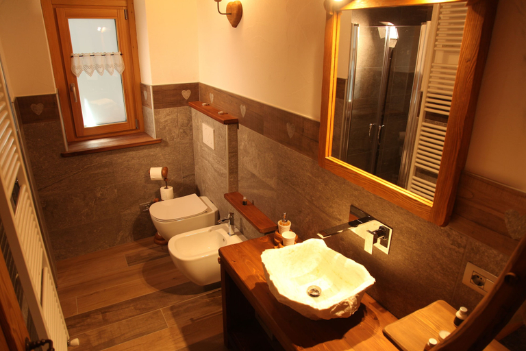 Bathroom 4, Mi casa tu casa, Aosta