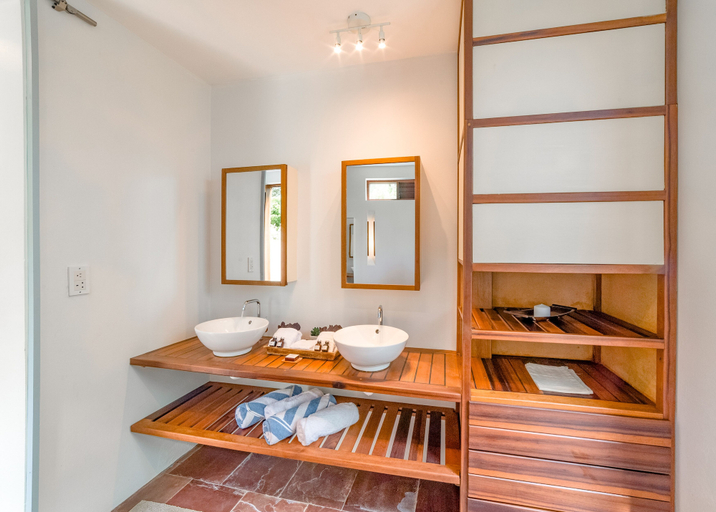 Bathroom 5, Cocoâ Cove Resort