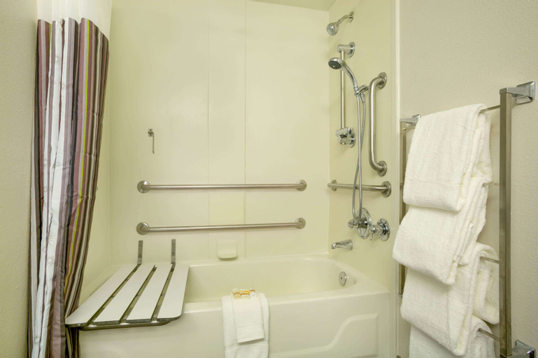 Bedroom 4, La Quinta Inn & Suites by Wyndham St. Louis Westport, Saint Louis