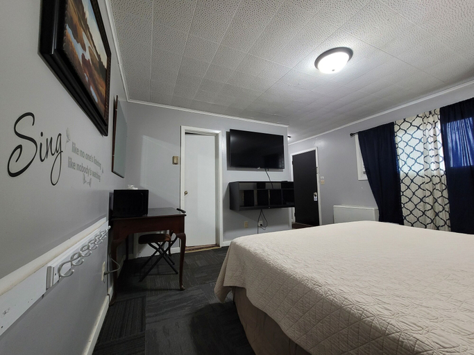 Bedroom 4, Fiesta City Motel, Chippewa