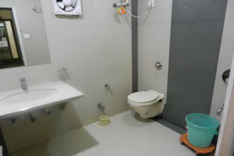 Bathroom 3, Hotel Bharat Palace, Neemuch