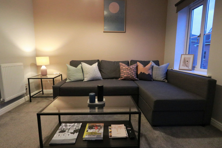 Others 4, Spacious Townhouse - Netflix & Parking, Coventry