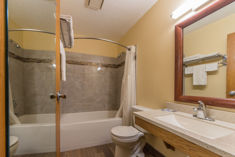 Bathroom 4, Patuxent Inn, Charles