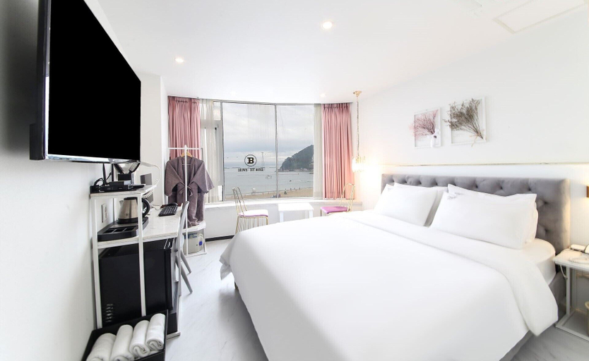 Bedroom 4, Brown-Dot Songdo, Saha