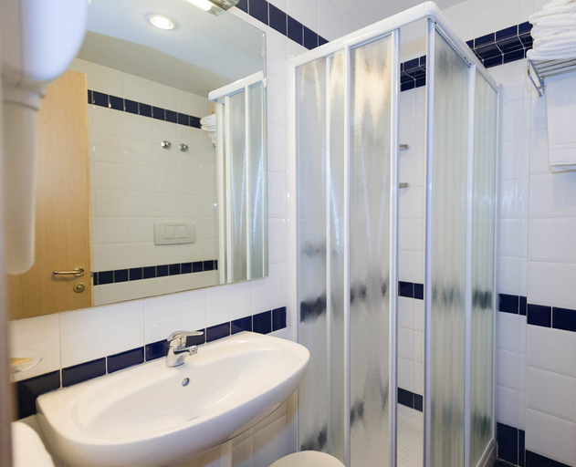 Bathroom 5, Grand Hotel Continental, Pisa