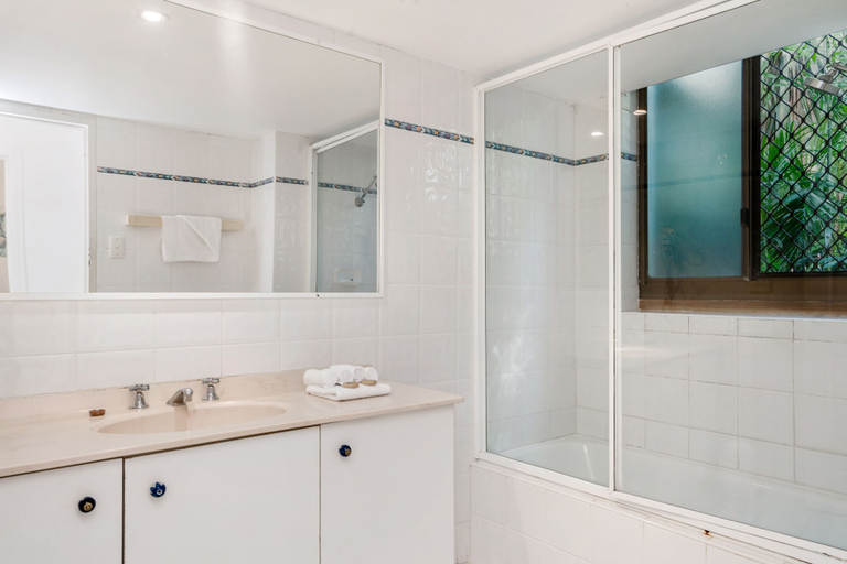 Bathroom 4, Bayview Beachfront Apartments, in town right on the beach, Byron