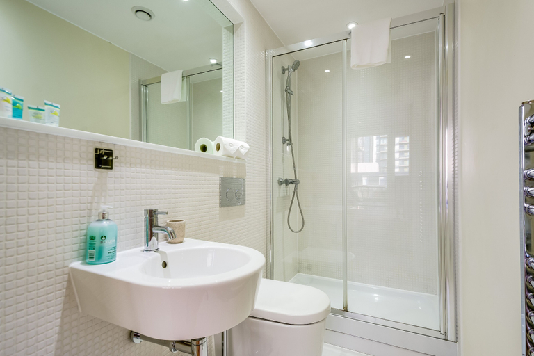 Bathroom 2, Two Bedroom Apartment in Canary Wharf, London