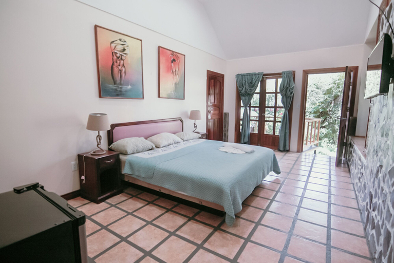 Bedroom 4, Hotel Las Tres Banderas, Aguirre