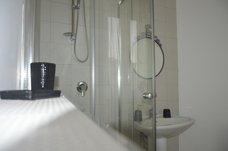 Bathroom 5, La Colomba B&B, Bari