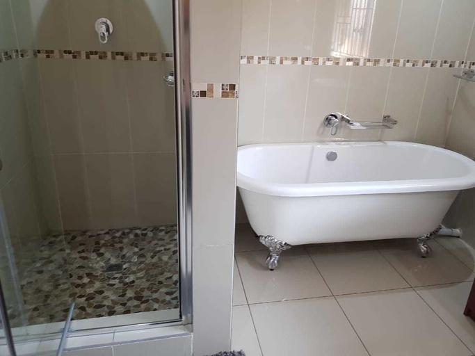 Bathroom 4, Ekuthuleni Guest house vosloorus, Ekurhuleni