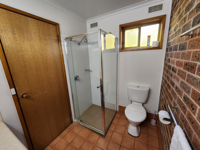 Bathroom 4, Country Roads Motor Inn Naracoorte, Naracoorte Lucindale