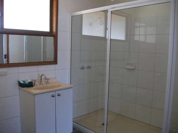 Bathroom, Gum Tree Caravan Park, Moyne - South