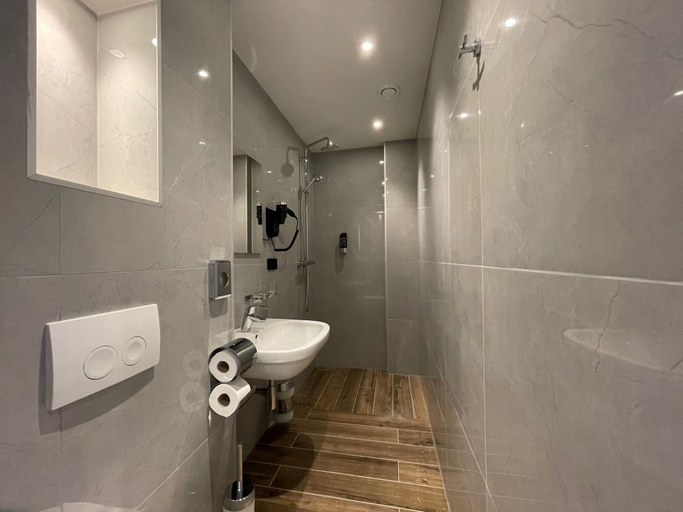 Bathroom 4, H3 Hotel Rotterdam City Center, Rotterdam